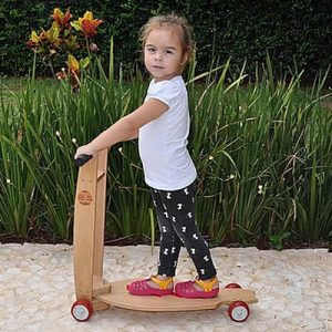 Patinete de madeira